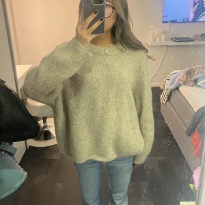 Alpacka tröja - Jätte mysig alpacka tröja från WERA. Stl M och är snyggt oversized på mig som vanligt vis har xs. Jätte fint skick och som ny. Frakt tillkommer på 74kr.