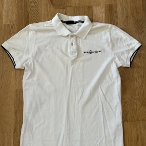 Sail Racing Piké  - Vit piké från Sail racing i storlek S/M