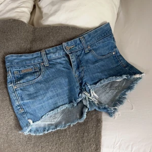 Lågmidjade shorts🤟 - Skit snygga lågmidjade shorts från Levis som tyvärr är får små för mig🤍 köpte från sellpy men aldrig använt dem själv