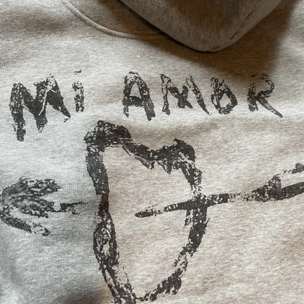 Säljer denna super fina hoodien från Mira Paris med trycket ”Mi amor”❤️säljer den för att den inte kommer till användning. Den är i nyskick! Hör av er om ni har frågor eller om ni vill ha fler bilder❤️. Hoodies.