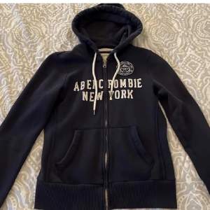 säljer denna fina mörkblå zip up hoodie, använd men ändå inga tecken på användning. 💓💓
