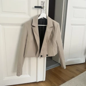 Kort kavaj - Kort kavaj som är använd en utekväll. Frakt tillkommer 🤎