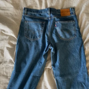 Levis stay loose  - Tja säljer mina Levis stay loose som bara har varit använda en gång! Är i utmärkt skick. Nypris 1300. Hör av dig om du har funderingar 