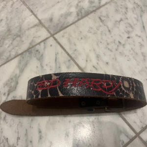 Så snyggt ed Hardy skärp - Älskar men det är tyvärr för kort på mig (därför ingen bild framifrån) hoppas att någon annan kan få användning av det för det är såå fint❤️❤️❤️