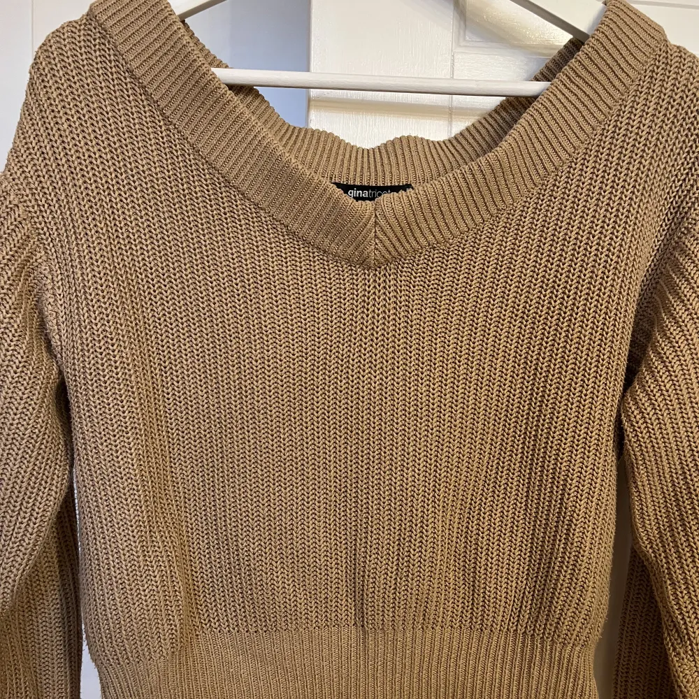 Fin off shoulder stickad tröja ifrån Gina tricot! Tröjan är i fint skick och passar xs/s💋Passar perfekt nu till hösten! 🍂 . Tröjor & Koftor.