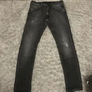 Säljer mina replay jeans då de aldrig används storlek 32 Model jondrill kvitto finns inte Pris kan diskuteras!