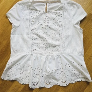 Vit blus - Jätte söt vit blus, i toppen skick!!✨ säljer pga kommer hem till användning💕 Pris kan diskuteras vid snabb affär 🚨