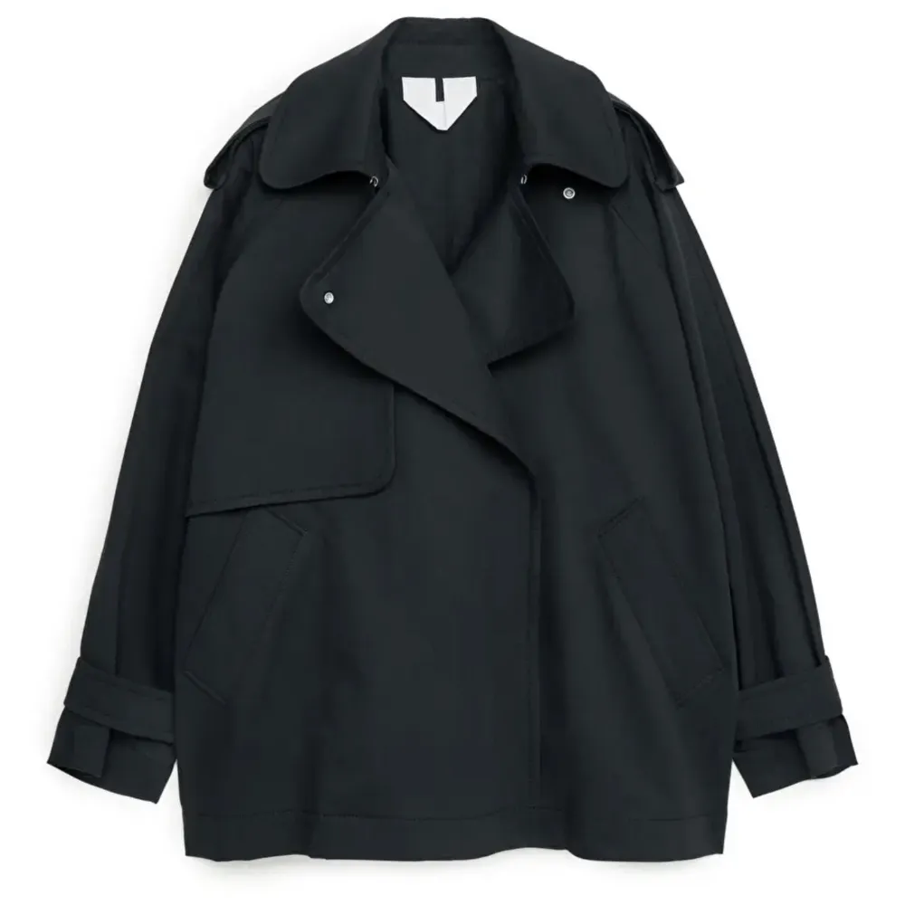 Säljer arkets populära trenchcoat. Använd Max 2 gånger och i superfint skick. Normal i storlek. Kort trenchcoat i svart. Nypris: 1790kr . Jackor.