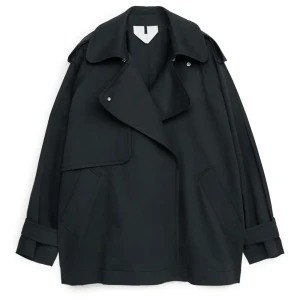 Arket kort trenchcoat - Säljer arkets populära trenchcoat. Använd Max 2 gånger och i superfint skick. Normal i storlek. Kort trenchcoat i svart. Nypris: 1790kr 