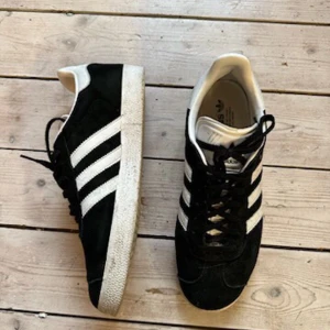 Adidas - Skorna är inte så jätte använda går att få dom troligtvis helt rena med lite tvätt. Storlek 42 2/3. 