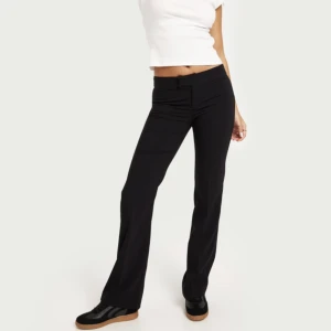 Low waist kostymbyxor  - Lågmidjade kostymbyxor som är nya från Nelly. Aldrig använda. Nypris: 399kr. Passar i storleken från 165-173 (jag är 170)