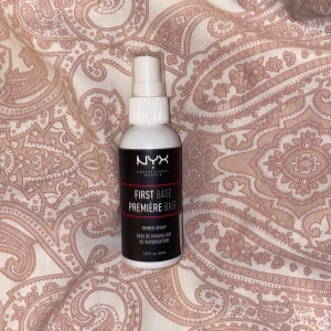 Nyx primer  - Säljer en nyx primer spray som jag använt endast en gång för att testa. 60 ml. Nypris: 129kr, säljer den för 60kr