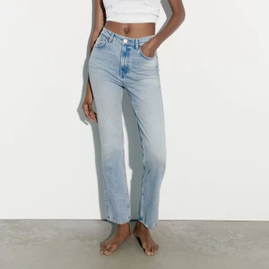 Ljusa jeans från zara - Jeans från Zara. Helt oanvända. Prislapp kvar