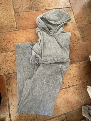 Juicy couture  - Hej! Säljer mitt juicy sett i storlek S. Jag har i andra färger också, beige, brunt och blått.  