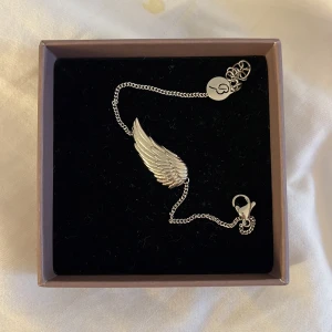 Armband från edblad - Stålarmband från edblad med en vinge. Superfint och i bra skick, säljer då jag inte använder silver längre. Originalpris 299. 