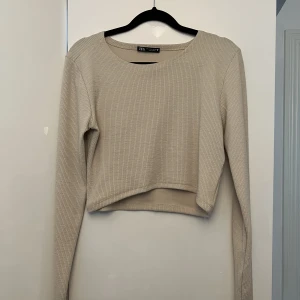 Beige tröja - Från zara som aldrig är använd i storlek L