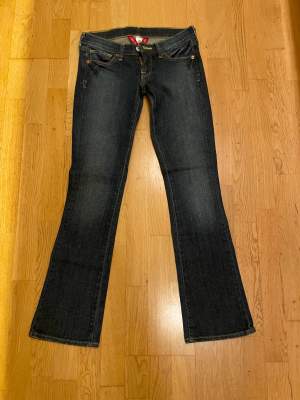 Super snygga Lågmidjade jeans. Beställde från VINTED men säljer eftersom att de är för små. De är ljusare än vad de ser ut att vara. Är jättebra skick. Hör av er om frågor❤️😊