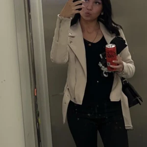 Beige bikerjacka - Säljer en jättefin beige bikerjacka ifrån Nelly i storlek 34. Den passar även 36. Den är i nyskick🫶🏼