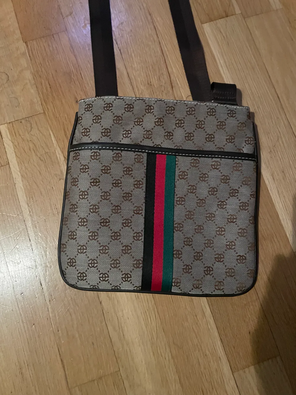 En fake Gucci väska som inte kommer till någon användning.  . Väskor.
