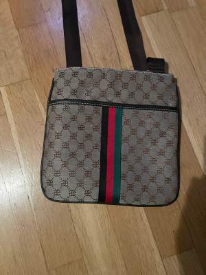 En fake Gucci väska som inte kommer till någon användning.  