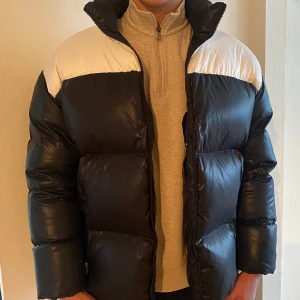 Calvin klein jacka - Snygg jacka i fint skick från Calvin Klein. Sparsamt använd🤩 jackan är i storlek S!  