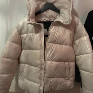 Vinterjacka - Skit snygg beige glansig vinterjacka. Nypris 500kr och bara använd  några gånger utan defekter 