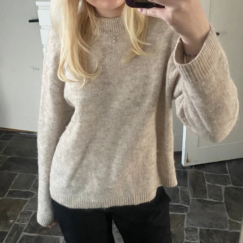 Stickad beige tröja från H&M i ullblandning💞 Nypris 500kr  Jättefint skick!. Stickat.
