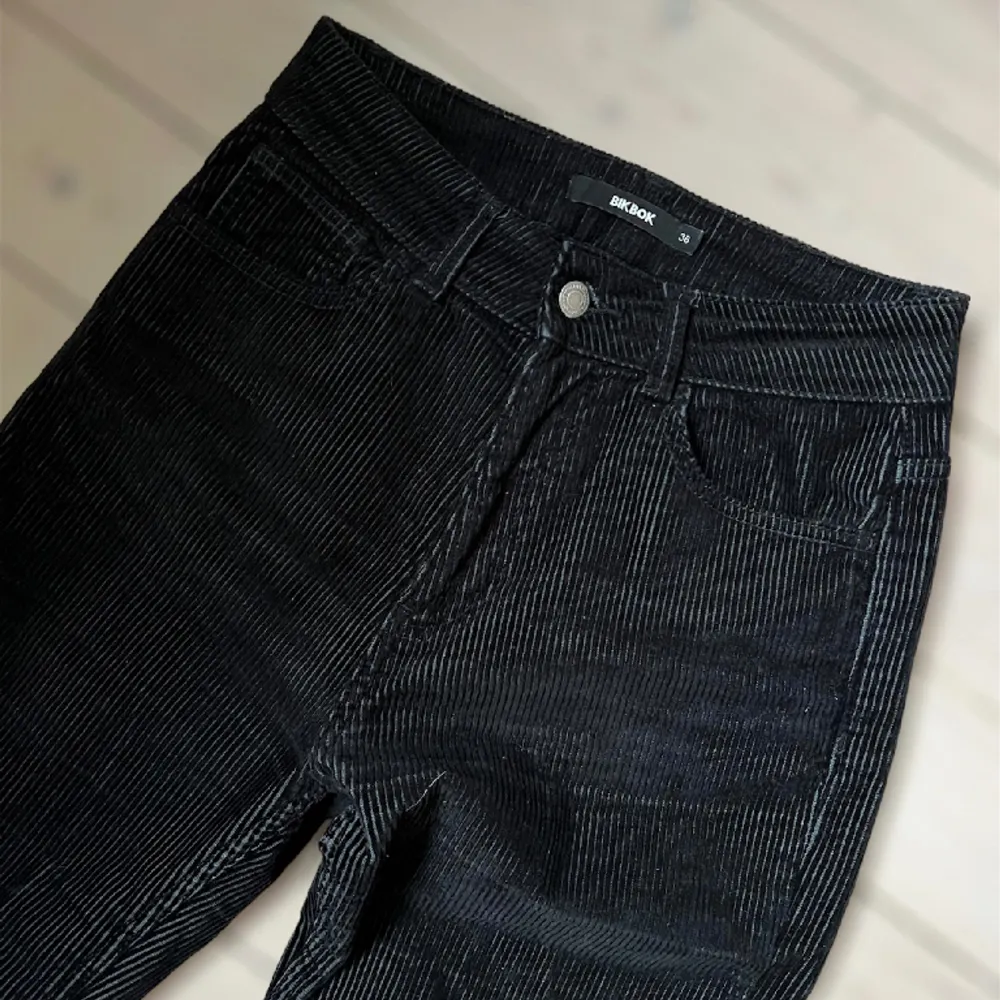 Svarta manchesterbyxor från Bikbok i storlek S. Skulle dock säga att dom är mindre i storleken. Mer en XS.   Använt men gott skick.. Jeans & Byxor.