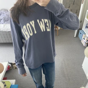 Tröja med tryck  - En fin lilablå tröja med tryck där det står New York! Inte helt säker på var den kommer ifrån eller vilken storlek den är, men jag skulle säga att den sitter som en small.  Kontakta gärna vid frågor!😽🩷💫