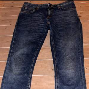 NUDIE jeans Skinny Lin Storlek: W27 L28 Material: 100% organic cotton Färg: blå Skick: bra, inga fläckar eller större slitage än normal användning.