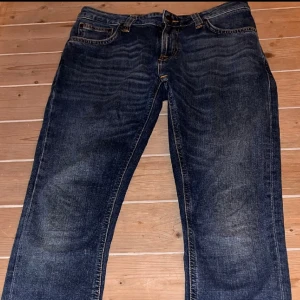 NUDI jeans - NUDIE jeans Skinny Lin Storlek: W27 L28 Material: 100% organic cotton Färg: blå Skick: bra, inga fläckar eller större slitage än normal användning.