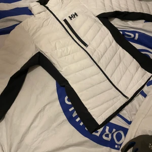 Helly Hansen Jacka - Helly Hansen jacka i strlk L (dock mindre i storlek) 