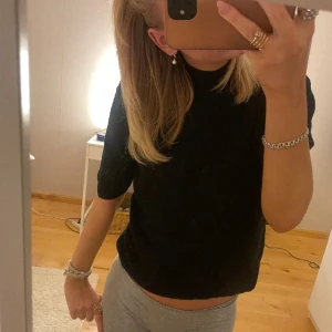 Ribbad tshirt - Jätte bra skick!🩶 Står ingen storlek men skulle säga att den sitter som en s!