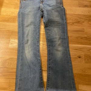 Jeans - Lågmidjiga och utsvängda jeans. Storlek 170 så stora för mig då jag är 160💕