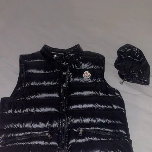 MONCLER GUI - tjena säljer min moncler gui i fantastiskt skick size 2 motsvarar s/m  mitt pris 2500kr nypris 8399kr kan gå ner i pris vid snabb affär då jag vill bli av med den!