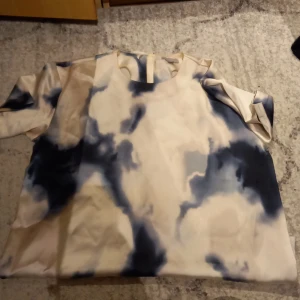 T-shirt - Marmoraktic tshirt från hm. Super fin o gullig.