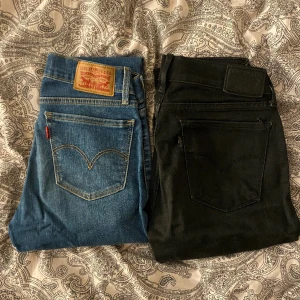 Levis jeans  - Två par Levi’s skinny jeans, modell 710. Inte blivit använda på flera år men så gott som nya. Stl W25 L30 på blåa. W27 L30 på svarta🤍