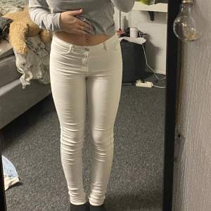 Säljer dessa vita jeans i modellen Molly från Gina.  OBS!! det finns ett litet hål där man lägger in bältet men det syns inte när man har en tröja över (kan skicka bild om man önskar)🤍