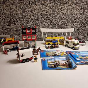 Säljer mina kompletta Lego Citybyggen: 🏠Lego City Kvarteret, 7641 🚙Lego City 4WD med hästsläp, 7635 🚌Lego City Husbil, 7639  Alla är i jättefint skick Instruktionsböckerna är dock ganska slitna men alla sidor finns!  Köparen betalar frakt❤️
