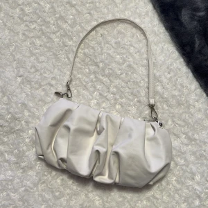 Vit väska - Liten handväska, kvappt använd! 