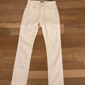 White jeans in very good condition - worn only a few times and is like new   Size 28/34