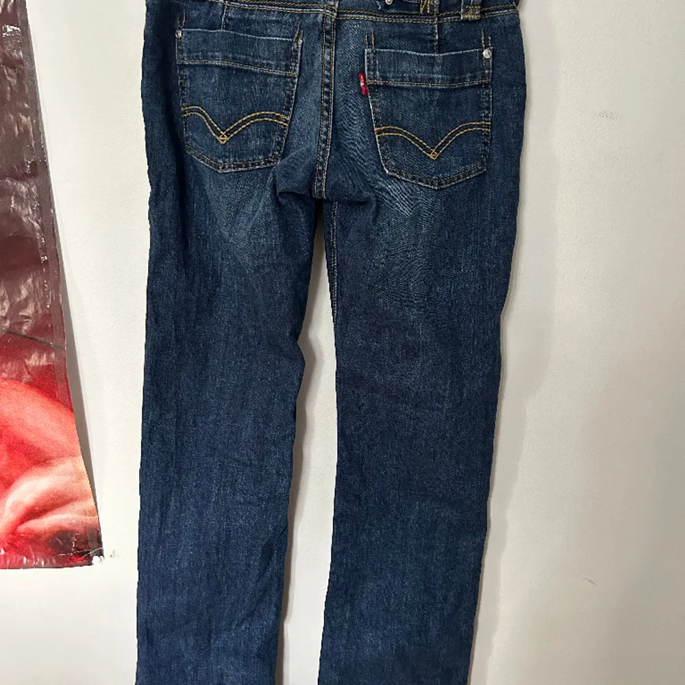 Världens snyggaste lågmidjade jeans. Långa och raka, lite utåtsvängda i benen! Passar personer som är 180+! Vet ej om de är äkta. Säljes pga för små i midjan. Mått visas på bild 3.. Jeans & Byxor.