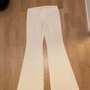 Vita kostymbyxor  - Jätte fina lågmidjade kostymbyxor som är köpta second hand men passa tyvärr inte längre 🥰