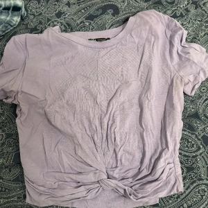 Lila topp - Lila kroppad topp med en knytdetalj där fram. Toppen är från Zara, har använts några gånger mdn har inga deffekter. Säljer för att jag inte använder. Den är i strl M, skriv för mer info/bilder🫶🏻
