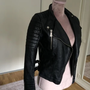 Chiquelle jacka - Populär polyester jacka från chiquelle. Ganska liten i storleken 