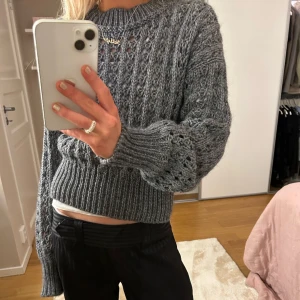Grå stickad tröja  - Stickad i kort modell, storlek S💘