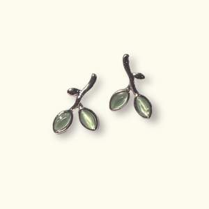 säljer dessa söta örhängen som ser ut som små grenar/kvistar/blad! pris 49kr för ett par 🕊️ frakt 15kr privat eller plicks!