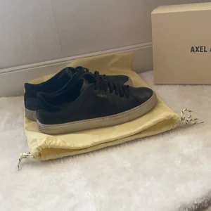 Axel arigato skor - Säljer mina Axel Arigstos skor. Skick 7/10. Storlek 41. Hör av dig om du har några frågor. Pris kan diskuteras i en snabb affär!