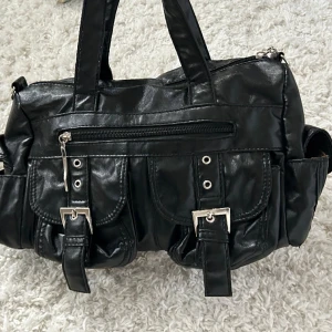 Väska - Så fin handväska, den flera fack och är i jätte bra skick. Vill du köpa trycker du på köp nu, jag postar inom 24h