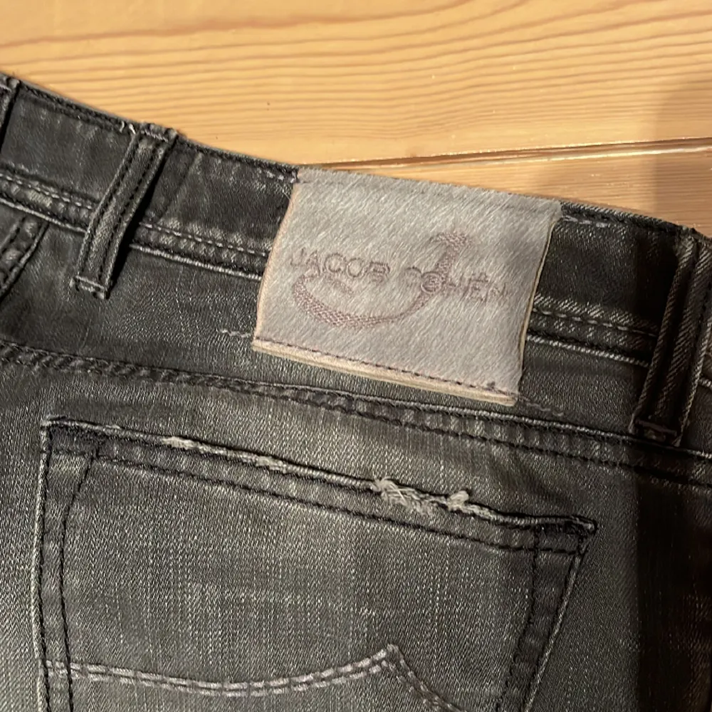 Jacob Cohen jeans, knappt använda, storlek 35 modell 622. Svart urtvättad färg, inga slitningar eller hål eller något. Jeans & Byxor.